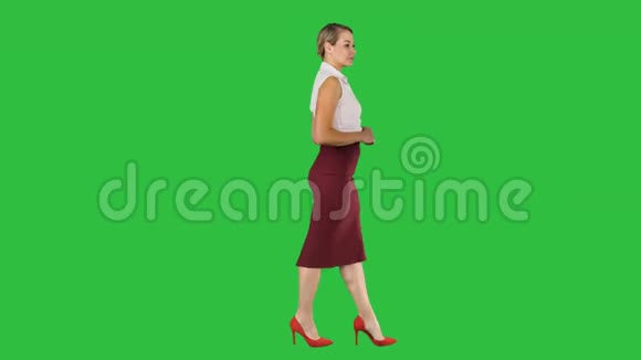 在绿色屏幕上行走的商务女性Chroma键视频的预览图