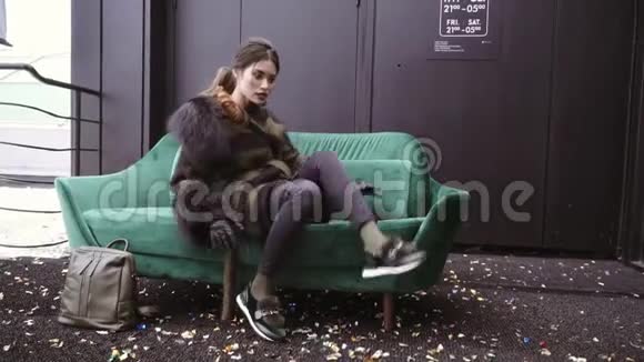 一个穿外套的女孩的街头照片拍摄为一件外套的目录拍照黑色背景上的肖像模型视频的预览图