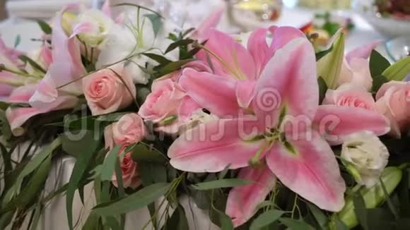 婚礼用花装饰的桌子视频的预览图