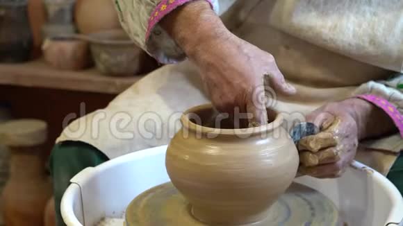 作坊里的雕刻家用粘土做罐子视频的预览图