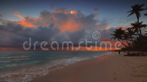 海洋日出和热带岛屿上的天堂海滩多米尼加共和国蓬塔卡纳视频的预览图