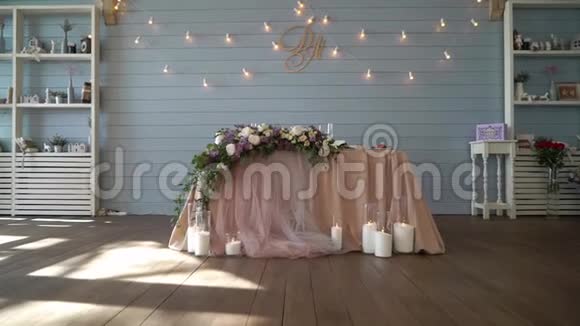 婚礼用花装饰的桌子视频的预览图