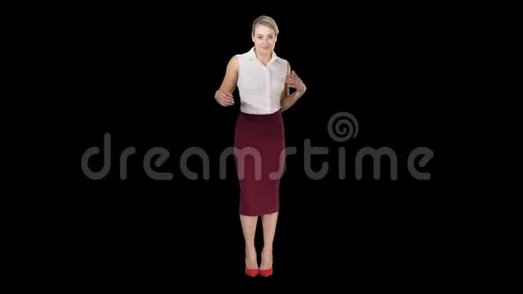 美丽快乐的年轻商务女性跳舞阿尔法频道视频的预览图