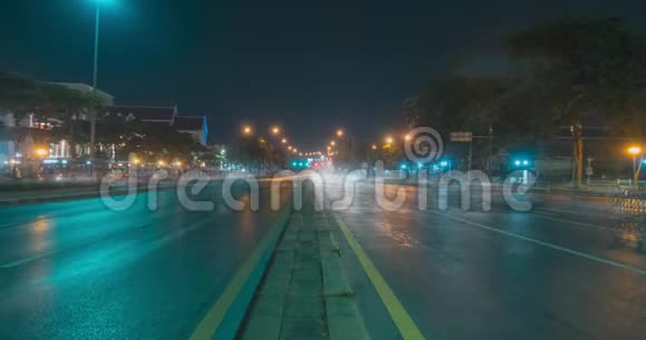 街道交叉路口夜间城市交通过度汽车和摩托车运动的时间推移视频的预览图