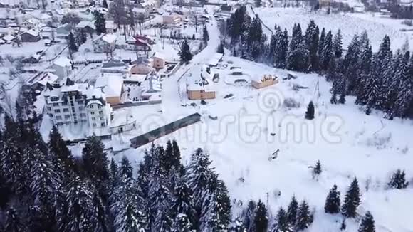 针叶林中的冬村空中景观视频的预览图