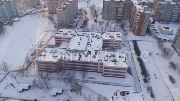 冬季无人驾驶飞机从空中拍摄明斯克市郊区雪日落住宅楼视频的预览图