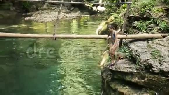 女孩跳进水里视频的预览图