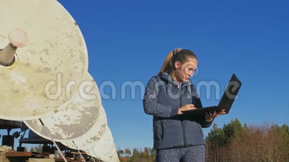 太阳能地面物理研究所女学生操作员在笔记本上监控通信设备独一无二视频的预览图