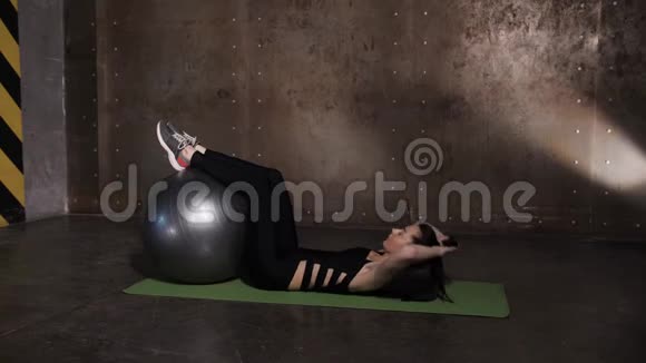 运动美女在健身房做运动健身房训练常规视频的预览图