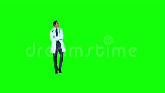 体贴的医生双臂交叉站立视频的预览图