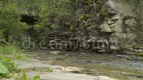 峡谷中的山河视频的预览图