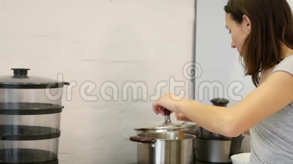 一个女人在厨房做饭视频的预览图