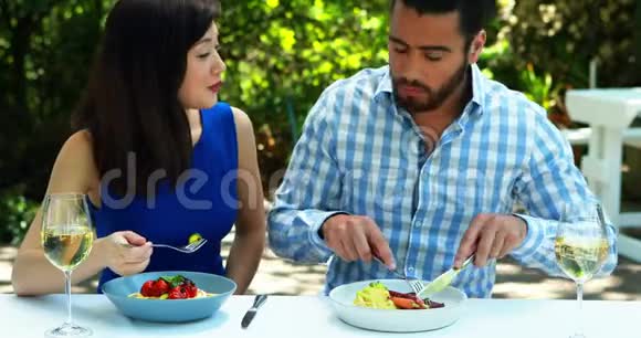 一对夫妇在户外餐馆吃4k视频的预览图