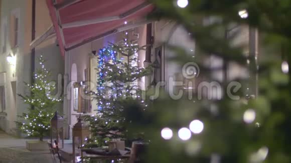 晚上装饰的圣诞树视频的预览图