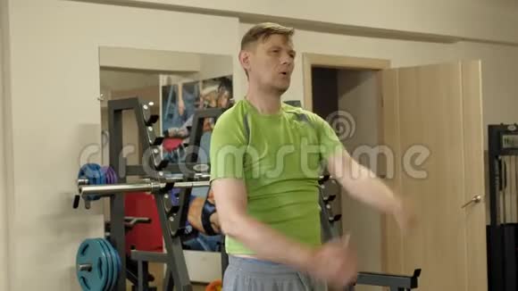 健身房里的那个人健身和运动健康生活方式视频的预览图