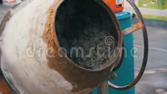 混凝土搅拌机在工地和克奈德混凝土上工作慢动作视频的预览图