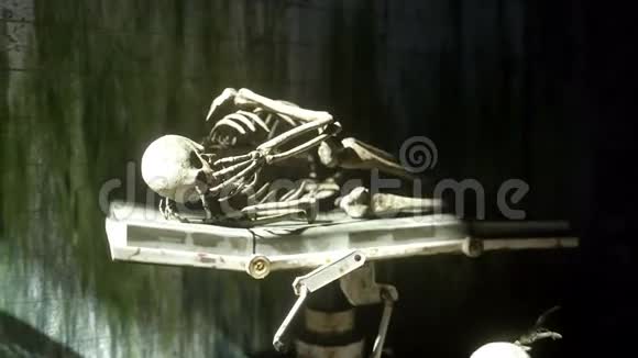 在老医院停尸房里的骷髅启示恐怖概念真实的电影4k动画视频的预览图