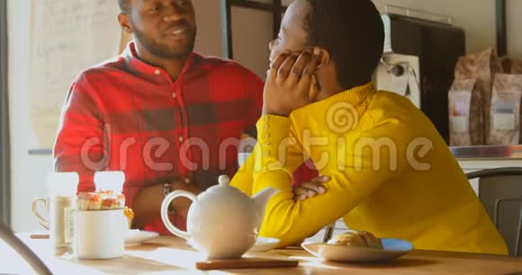 一对夫妇在咖啡馆里相互交流视频的预览图