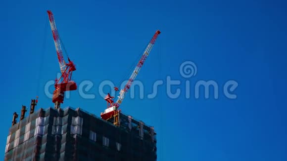 东京蓝天后面正在施工的起重机的时间流逝视频的预览图