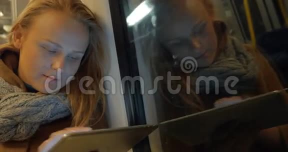 地铁列车上使用平板电脑的女人视频的预览图