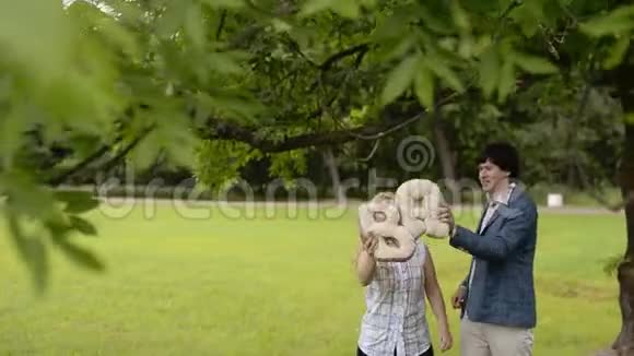 年轻可爱的夫妇夏天在公园里玩得很开心浪漫的约会或爱情视频的预览图