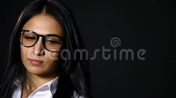 戴眼镜的年轻职业女性微笑画像视频的预览图