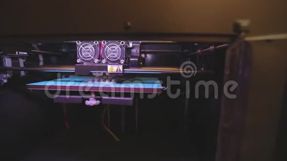3D打印机工作3D打印机从塑料中打印物体全自动三维3D打印机执行塑料视频的预览图