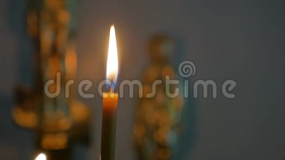 蜡烛黑暗的俄罗斯教堂圣礼正统仪式慢动作视频视频的预览图