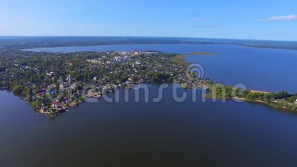 俄罗斯塞利格湖奥斯塔什科夫镇的鸟瞰图视频的预览图