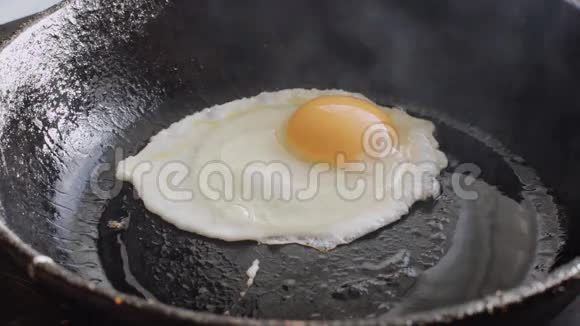 煎锅里的鸡蛋视频的预览图