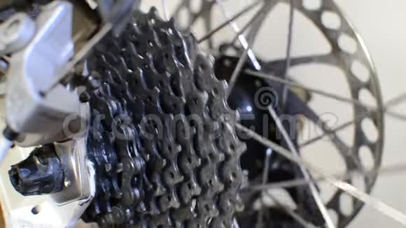 修理自行车的师傅修理自行车视频的预览图