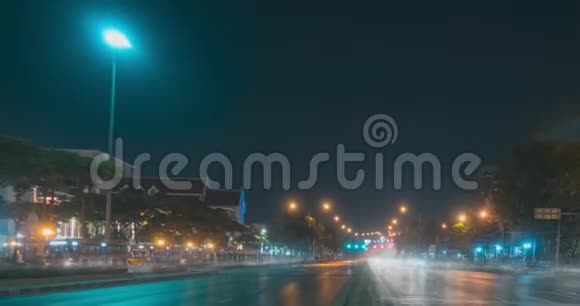 街道交叉路口夜间城市交通过度汽车和摩托车运动的时间推移视频的预览图