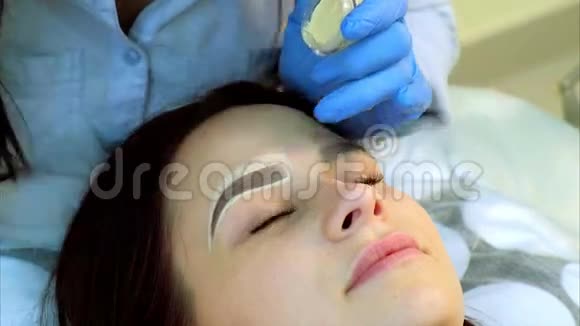 美容师用睫毛做永久的化妆视频的预览图