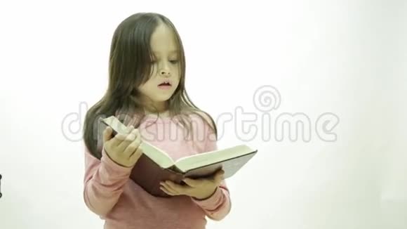 年轻女孩在读书视频的预览图