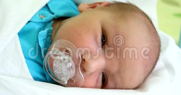 新生儿在医院视频的预览图