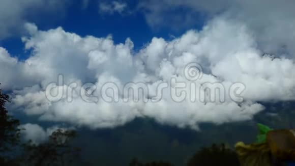 尼泊尔时间推移喜马拉雅山脉山谷上空的云视频的预览图