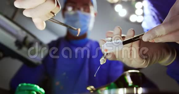 执行4k操作的外科医生视频的预览图