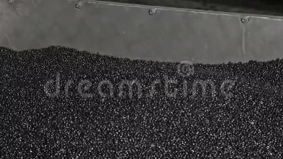 塑料黑色灰色颗粒屑塑料水管厂制造制作塑料管的过程视频的预览图