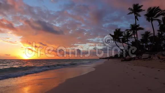 加勒比海岛的海上日出和热带海滩多米尼加共和国蓬塔卡纳视频的预览图