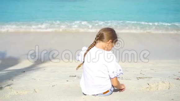 暑假期间在白海滩可爱的小女孩视频的预览图