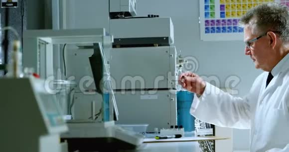 从事计算机工作的男性科学家视频的预览图