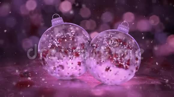 两个圣诞粉冰杯包布装饰雪红花瓣背景环视频的预览图