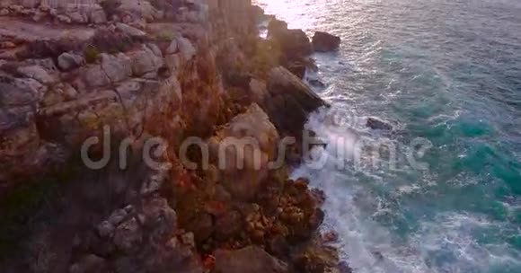 日落时美丽的海滨和悬崖视频的预览图
