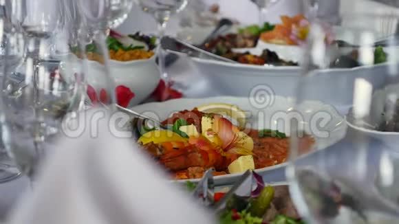 带食物的婚礼桌视频的预览图