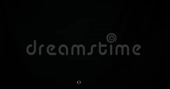 汤泡泡隔在黑色背景上视频的预览图