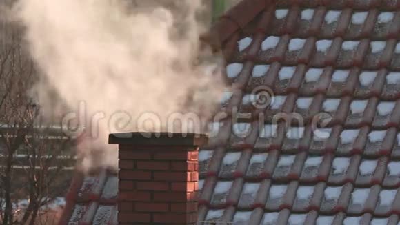 在屋顶上吸烟烟囱视频的预览图