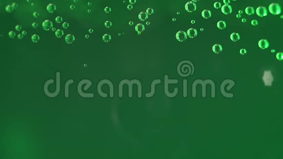 气泡在绿色液体特写视频的预览图