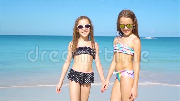 暑假期间孩子们在热带海滩玩得很开心视频的预览图