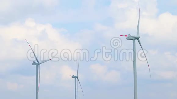 风能涡轮机可再生能源蓝天白云下视频的预览图