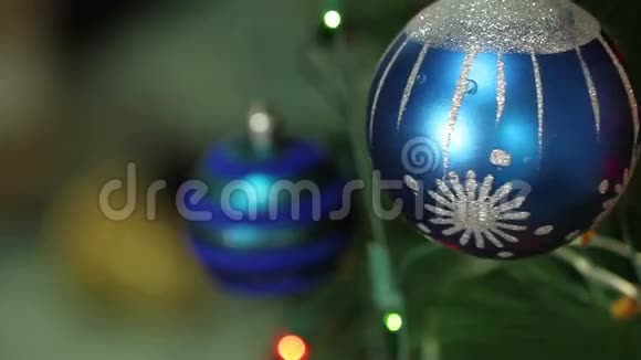 圣诞树上有花环的蓝球视频的预览图